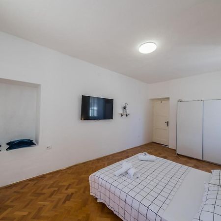 Seafront Apartments Karlo Kastela Exterior photo