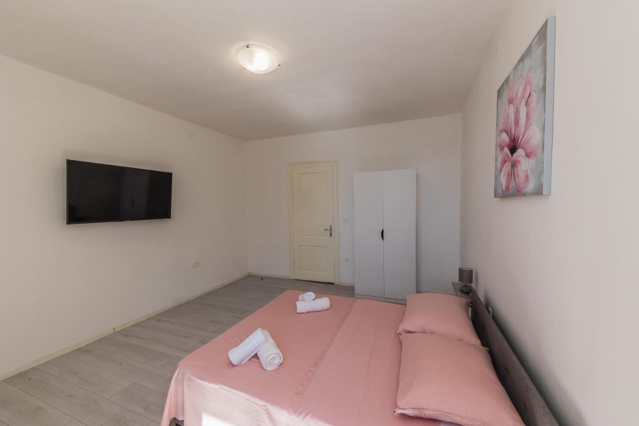 Seafront Apartments Karlo Kastela Exterior photo