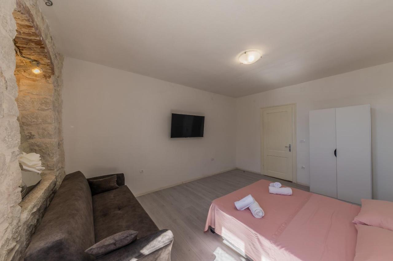 Seafront Apartments Karlo Kastela Exterior photo