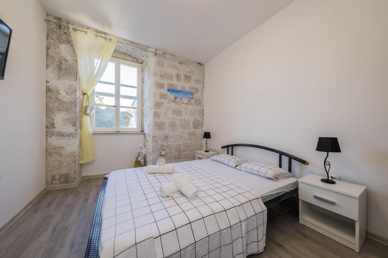 Seafront Apartments Karlo Kastela Exterior photo