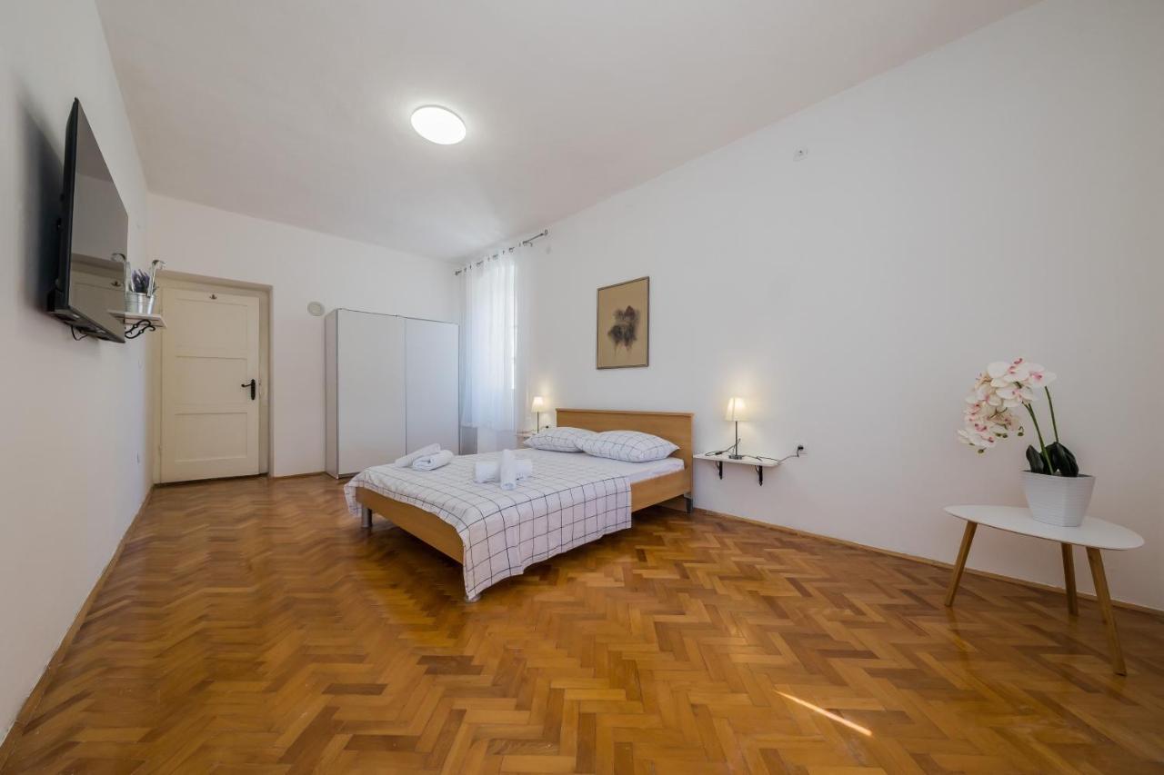 Seafront Apartments Karlo Kastela Exterior photo