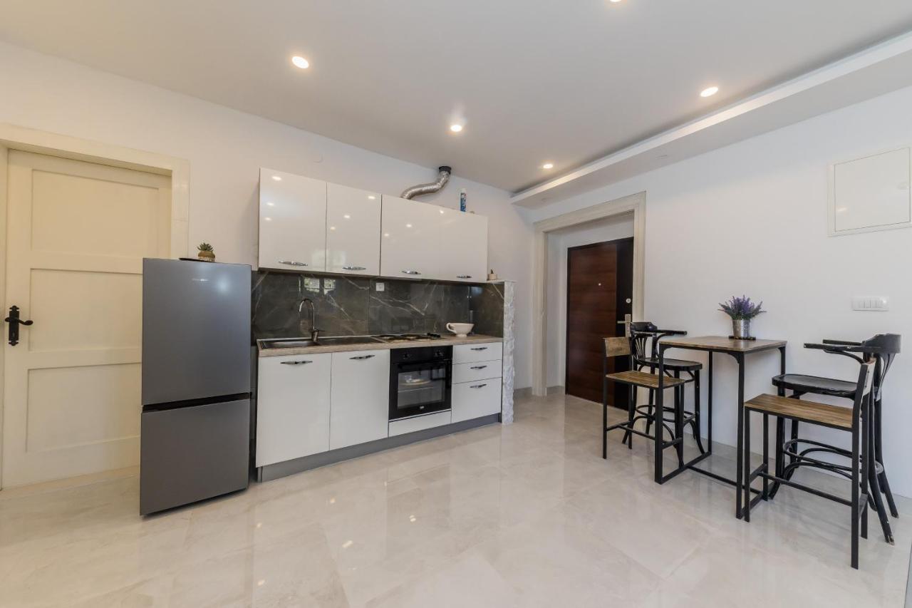 Seafront Apartments Karlo Kastela Exterior photo